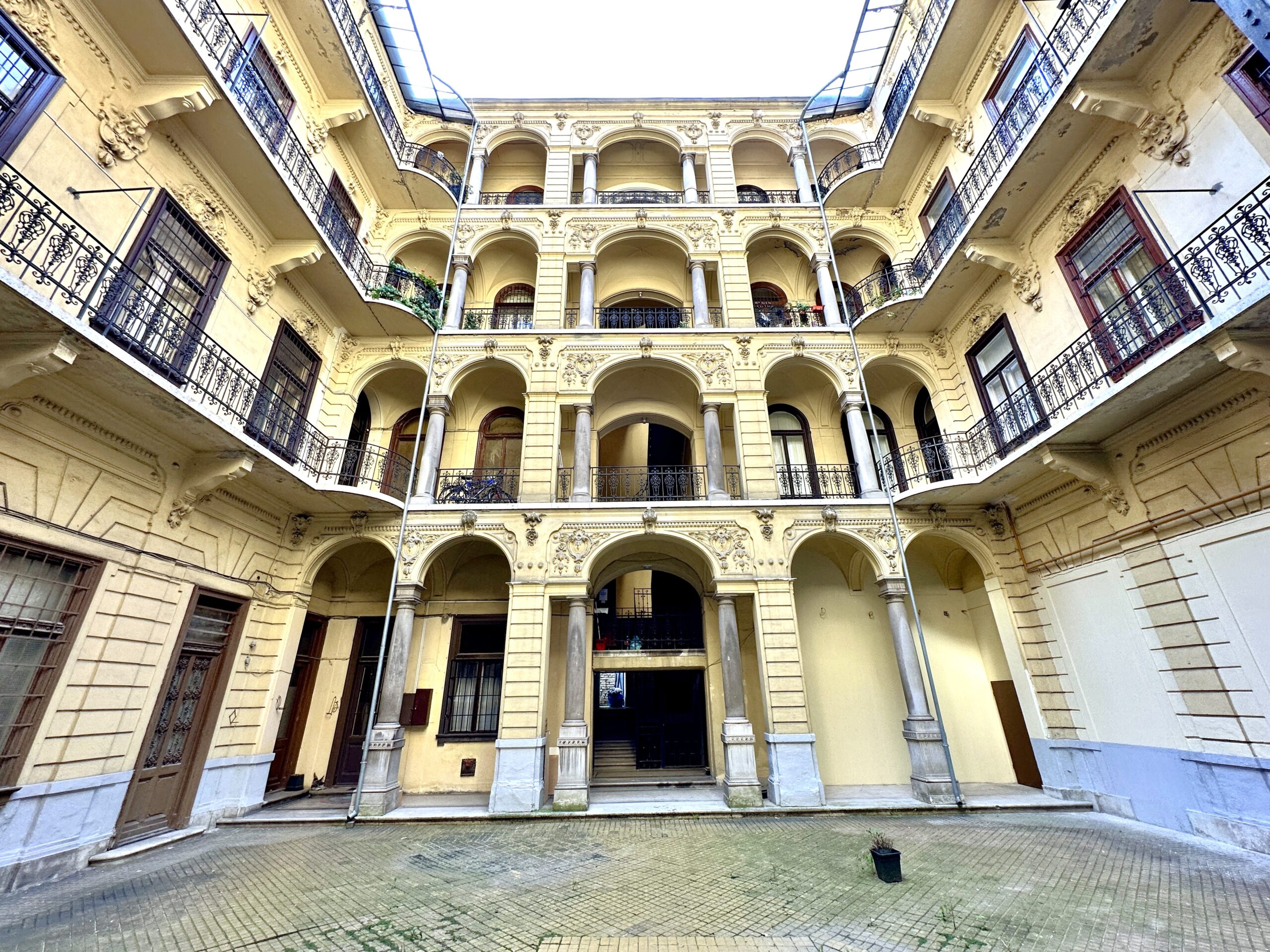Budapest, VI. kerület, 49nm, két apartmanos lakás